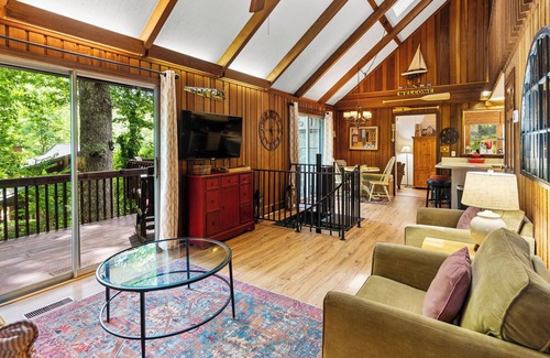 Lake Lure Cottage | Grandville - WiFi, 4 Bedroom sleeps 8 - Mr. Lake Lure Vacation Rentals