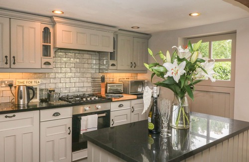 Castleton Cottage | GRANGE COTTAGE, pet friendly in Castleton, Peak District