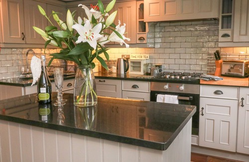 Castleton Cottage | GRANGE COTTAGE, pet friendly in Castleton, Peak District