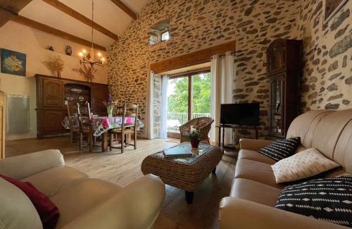 Retournac House | Grange restaurée avec terrasse et wifi à La Bastide - FR-1-582-178