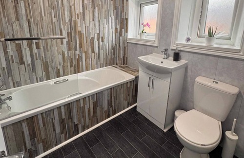 Newcastle-upon-Tyne House | Grantham House - Sleeps 6 - Pet friendly - Parking