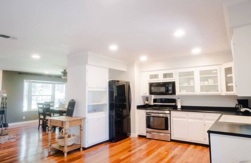 Cedar Ridge House | Grass Valley Home w/Hot Tub
