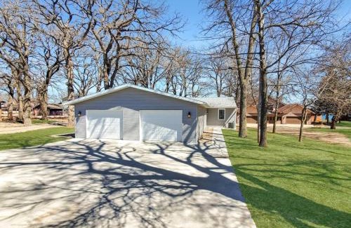 Orleans House | Grassy Knoll Retreat on the Big Spirit Lake