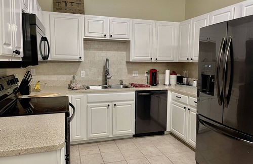Gainesville House | GREAT 3bed 3ba & 2 balconies. Entire HOME. Best area Gainesville. Amazing views