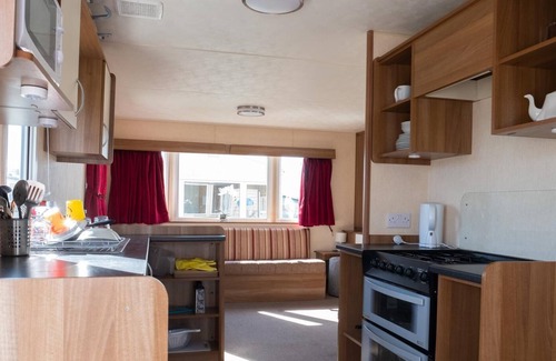 Walton on the Naze House | Great 6 berth caravan for hire at Naze Marine in Essex ref 17111P