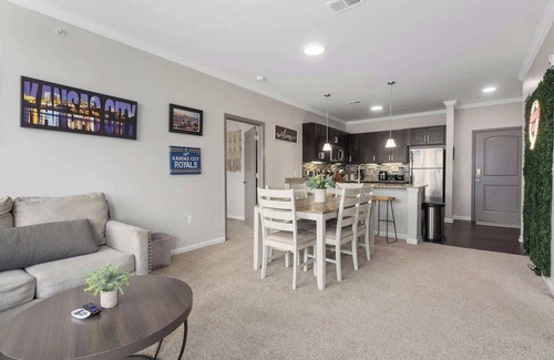 Overland Park Apartment | Great Amenities|2BR+KingBeds|Mins to DT KC|Shops