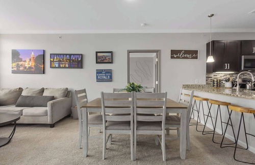 Overland Park Apartment | Great Amenities|2BR+KingBeds|Mins to DT KC|Shops
