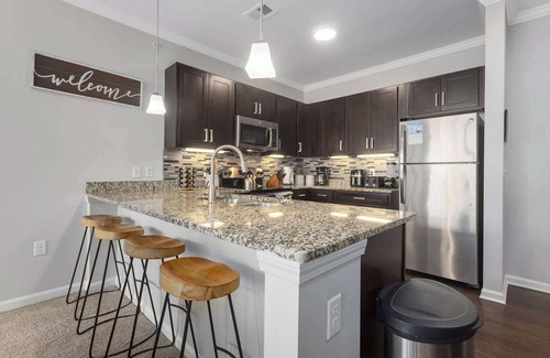 Overland Park Apartment | Great Amenities|2BR+KingBeds|Mins to DT KC|Shops
