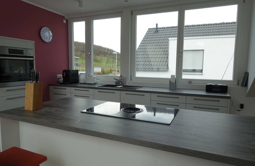 Wachtberg Apartment | Great apartment with a large sun balcony and a view of the Siebengebirge