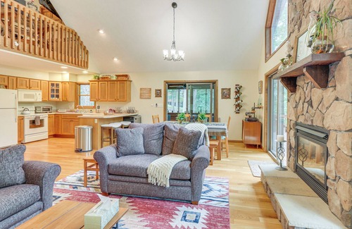Great Cacapon Cottage | Great Cacapon Mtn Cabin w/Private Hot Tub + Views