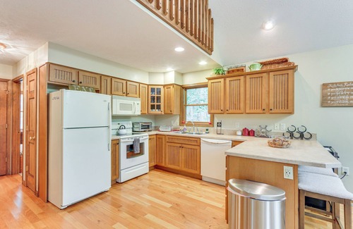 Great Cacapon Cottage | Great Cacapon Mtn Cabin w/Private Hot Tub + Views