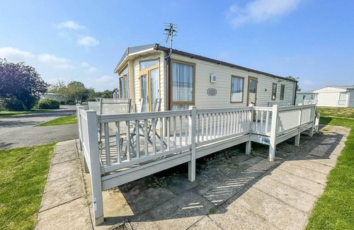 Skegness House | Great caravan with decking Southview Holiday Park in Skegness ref 33183V