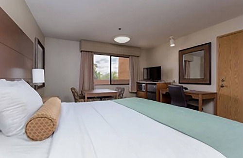 Yuma Hotel | GREAT DESERT STAY! COMFY AND MODERN UNIT, POOL, PARKING AND POOL