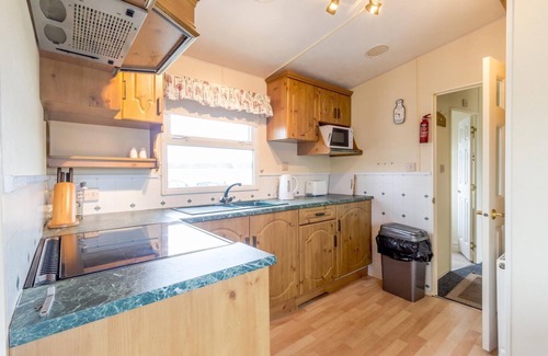 Lowestoft House | Great dog friendly caravan for hire at North Denes in Suffolk ref 40068ND