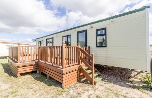 Lowestoft House | Great dog friendly caravan for hire at North Denes in Suffolk ref 40068ND