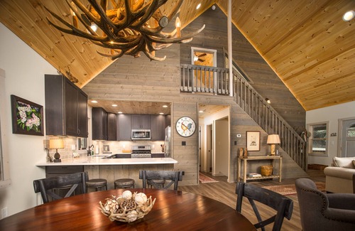 Boone House | GREAT ESCAPE, RELAX & PLAY, 9 ACRES, SUPER VIEW, 2 DECKS, FIRE PIT, TRAILS &MORE