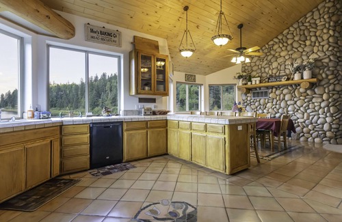 Columbine Lake House | Great Fall rates at Columbine Lake with fishing and nearby Purgatory Ski Area.