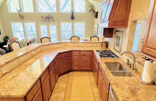 Sweeny House | Great for Big Groups & Families! Waterfront, Boathouse, Pool Table, Dog-Friendly