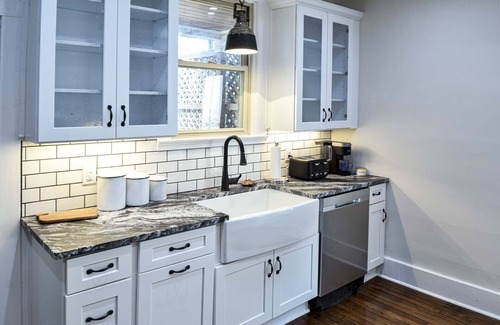 St. Matthews House | Great for large groups-The best location-Only steps from 6 bars & 40 restaurants