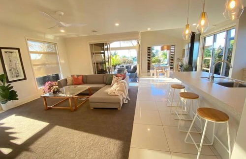 Mount Maunganui House | Great for large families & so much to do! Beach nearby, pool, spa, games room
