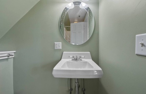 Southwest Harbor House | Great Harbor Inn Ellis Room 25