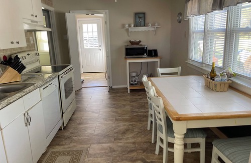 Issue Cottage | Great in-town location short walk to beach and restaurants!