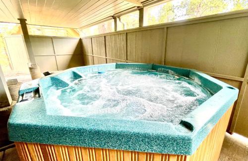 Sunriver House | Great Kitchen, AC, SHARC Access, Hot Tub, Bring Pet!