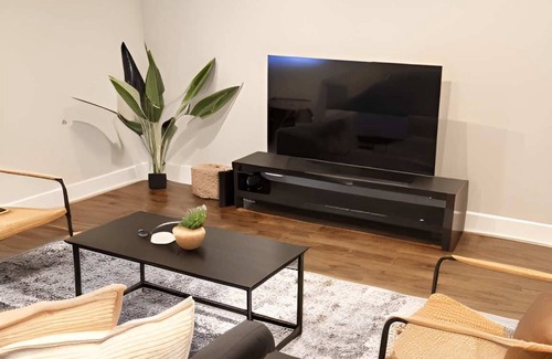 Rogers Park Apartment | Great Layout – Spacious 2BR Apt