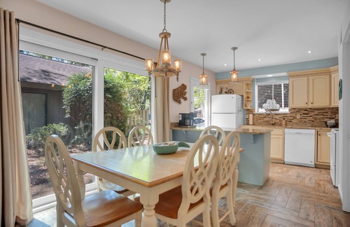 Palmetto Dunes Villa | Great location! Charming villa near beach, golf & pickleball.