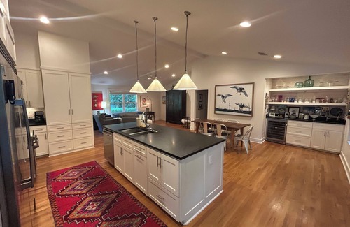 Oxford House | Great Location! 1/2 mile walk to Square & Mile walk to Grove!
