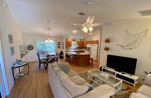 Duval House | Great Location! Fun! Great Home with Golf Cart, BBQ & FREE WiFi included!