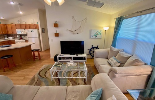 Duval House | Great Location! Fun! Great Home with Golf Cart, BBQ & FREE WiFi included!