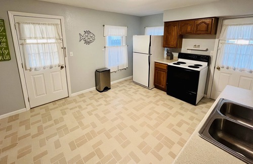 Port Clinton House | Great Location ONLY 5 Blocks to Beach