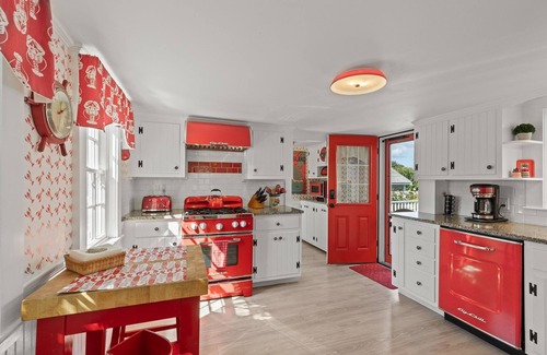 Chatham House | GREAT LOCATION - Water View, Walk to beach & Town!
