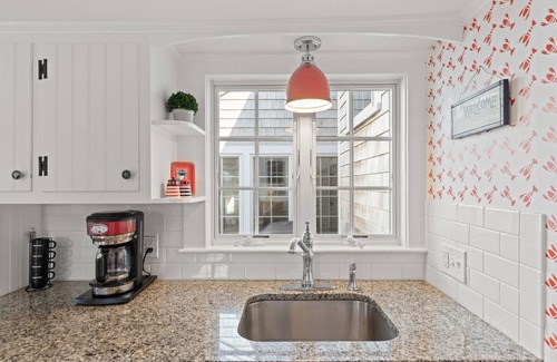 Chatham House | GREAT LOCATION - Water View, Walk to beach & Town!