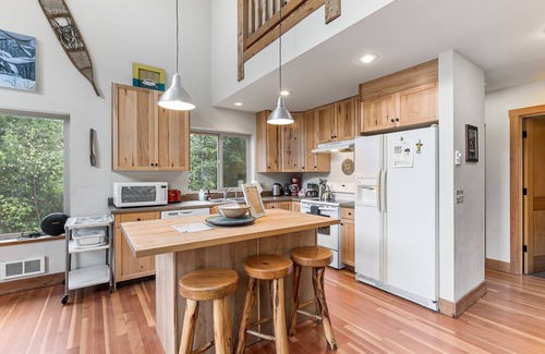 Skykomish House | Great Northern Lodge - log home on secluded acreage with game room