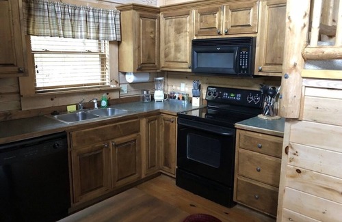 Spencer Cabin | Great rates for a 2B/2B cabin by Fall Creek Falls! Book your summer vacay now!n