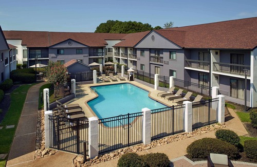Norcross House | Great Relaxing Overnight Stay! 3 Convenient Units, Onsite Pool, Free Parking