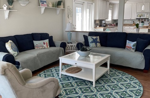 Colonial Beach House | Great River Views, walk to Beach !