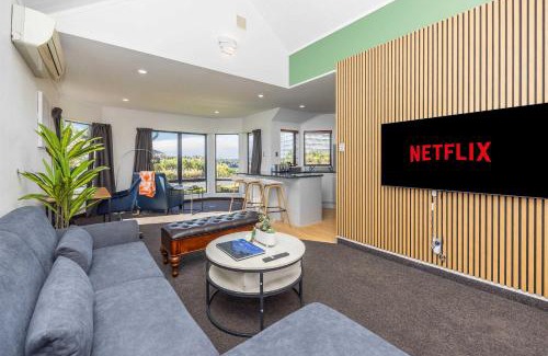 Hamilton House | Great Short-Mid Term Stay! River Views & Games Room