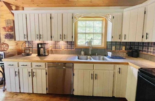 Robbinsville House | Great Smoky’s Cabin - Close to Tail of the Dragon - Sleeps 12 - Pet Friendly