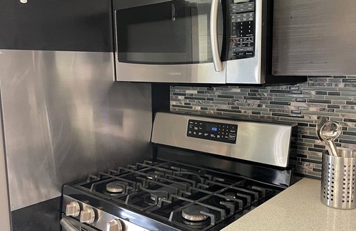 Wilshire House | Great Stay 2Bed/1Bath Charmer