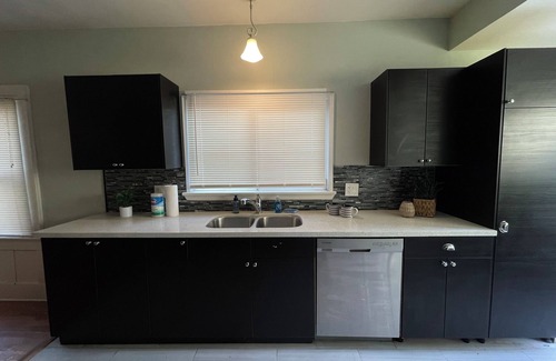 Wilshire House | Great Stay 2Bed/1Bath Charmer