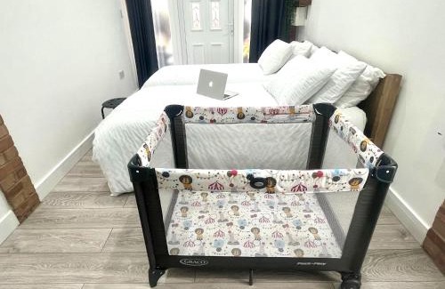 Luton Apartment | Great Studio near Airport - SUPER HOST 2 YEARS RUNNING!