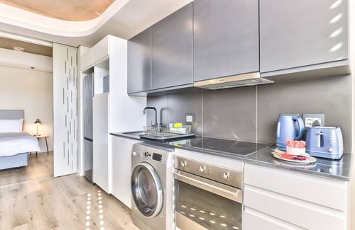 Cape Town City Centre Apartment | Great Studio with Balcony and City views