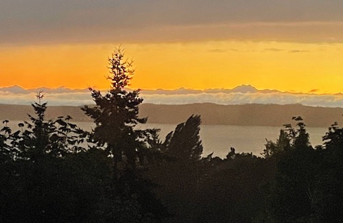 Federal Way Condo | Great Sunrise/Sunsets! peaceful, comfy, Come enjoy this awesome view!