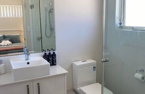 Bassendean Apartment | GREAT VALUE CLOSE AIRPORT/SHOPS WIFI NETFLIX WINE