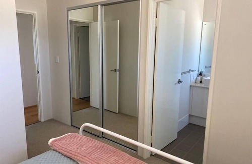 Bassendean Apartment | GREAT VALUE CLOSE AIRPORT/SHOPS WIFI NETFLIX WINE