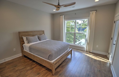 Sherrills Ford House | Great Views, Deep Water Swimming, Fiber Wifi, Complimentary Level 2 EV Charging