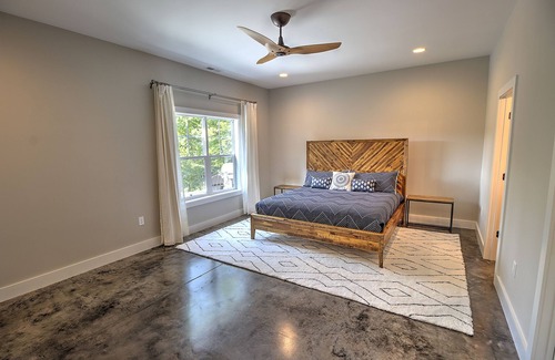 Sherrills Ford House | Great Views, Deep Water Swimming, Fiber Wifi, Complimentary Level 2 EV Charging